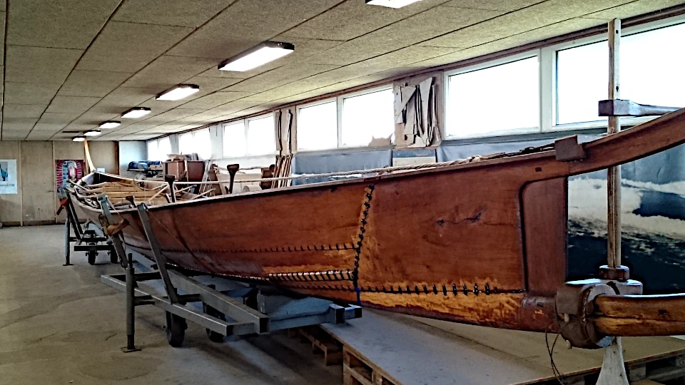Tilia auf ihrem Transportwagen an einer Plattform. Dies erleichtert den Blick ins Boot.